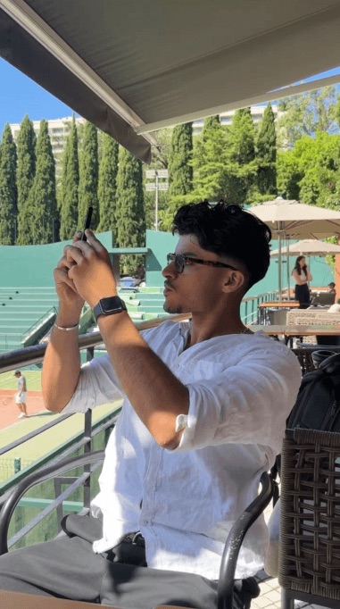 Amane Akbaraly, filmant avec un iPhone
